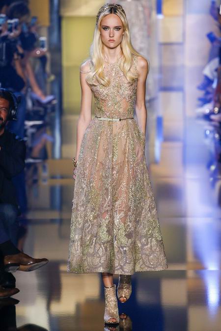 Elie Saab Fall Couture 2015。艾莉·萨博2015秋冬巴黎时装周高级定制发布。作为高级定制时装中最华丽的篇章，Elie Saab存在的意义与潮流无关，完全是为了造梦存在。总有人说审美疲劳之类，但得承认Elie Saab高定是所有黎巴嫩品牌中做工最精细也是当之无愧最漂亮最有质感的仙裙。本季Elie Saab的梦境极尽奢华，金碧辉煌。所有花朵都以最张扬梦幻的形式刺绣盛开，美，即是她们最强有力的武器。