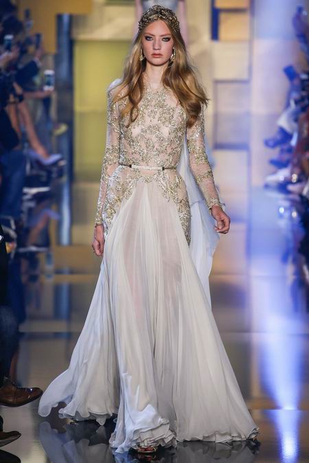 Elie Saab Fall Couture 2015。艾莉·萨博2015秋冬巴黎时装周高级定制发布。作为高级定制时装中最华丽的篇章，Elie Saab存在的意义与潮流无关，完全是为了造梦存在。总有人说审美疲劳之类，但得承认Elie Saab高定是所有黎巴嫩品牌中做工最精细也是当之无愧最漂亮最有质感的仙裙。本季Elie Saab的梦境极尽奢华，金碧辉煌。所有花朵都以最张扬梦幻的形式刺绣盛开，美，即是她们最强有力的武器。