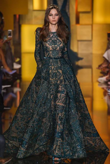 Elie Saab Fall Couture 2015。艾莉·萨博2015秋冬巴黎时装周高级定制发布。作为高级定制时装中最华丽的篇章，Elie Saab存在的意义与潮流无关，完全是为了造梦存在。总有人说审美疲劳之类，但得承认Elie Saab高定是所有黎巴嫩品牌中做工最精细也是当之无愧最漂亮最有质感的仙裙。本季Elie Saab的梦境极尽奢华，金碧辉煌。所有花朵都以最张扬梦幻的形式刺绣盛开，美，即是她们最强有力的武器。