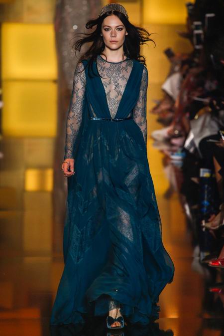 Elie Saab Fall Couture 2015。艾莉·萨博2015秋冬巴黎时装周高级定制发布。作为高级定制时装中最华丽的篇章，Elie Saab存在的意义与潮流无关，完全是为了造梦存在。总有人说审美疲劳之类，但得承认Elie Saab高定是所有黎巴嫩品牌中做工最精细也是当之无愧最漂亮最有质感的仙裙。本季Elie Saab的梦境极尽奢华，金碧辉煌。所有花朵都以最张扬梦幻的形式刺绣盛开，美，即是她们最强有力的武器。