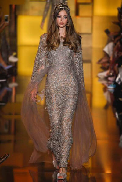 Elie Saab Fall Couture 2015。艾莉·萨博2015秋冬巴黎时装周高级定制发布。作为高级定制时装中最华丽的篇章，Elie Saab存在的意义与潮流无关，完全是为了造梦存在。总有人说审美疲劳之类，但得承认Elie Saab高定是所…