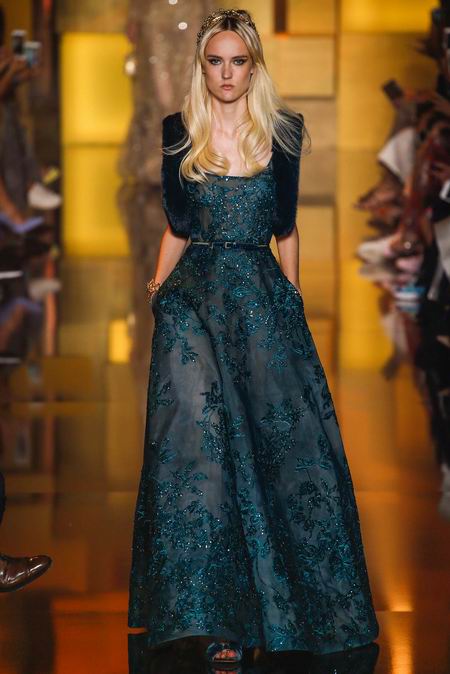 Elie Saab Fall Couture 2015。艾莉·萨博2015秋冬巴黎时装周高级定制发布。作为高级定制时装中最华丽的篇章，Elie Saab存在的意义与潮流无关，完全是为了造梦存在。总有人说审美疲劳之类，但得承认Elie Saab高定是所有黎巴嫩品牌中做工最精细也是当之无愧最漂亮最有质感的仙裙。本季Elie Saab的梦境极尽奢华，金碧辉煌。所有花朵都以最张扬梦幻的形式刺绣盛开，美，即是她们最强有力的武器。