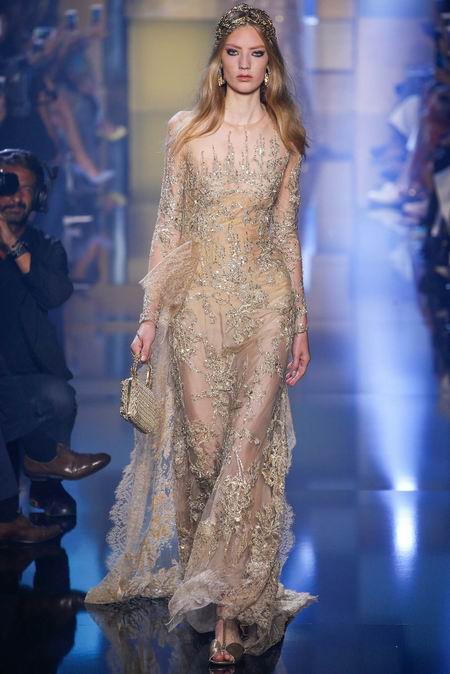 Elie Saab Fall Couture 2015。艾莉·萨博2015秋冬巴黎时装周高级定制发布。作为高级定制时装中最华丽的篇章，Elie Saab存在的意义与潮流无关，完全是为了造梦存在。总有人说审美疲劳之类，但得承认Elie Saab高定是所有黎巴嫩品牌中做工最精细也是当之无愧最漂亮最有质感的仙裙。本季Elie Saab的梦境极尽奢华，金碧辉煌。所有花朵都以最张扬梦幻的形式刺绣盛开，美，即是她们最强有力的武器。