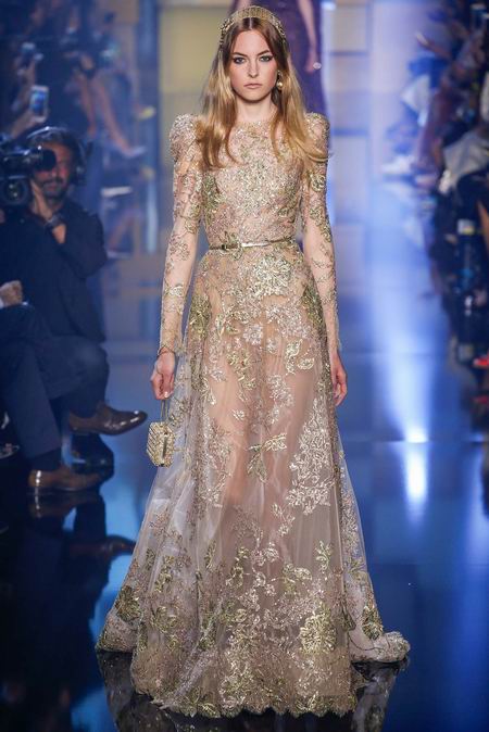 Elie Saab Fall Couture 2015。艾莉·萨博2015秋冬巴黎时装周高级定制发布。作为高级定制时装中最华丽的篇章，Elie Saab存在的意义与潮流无关，完全是为了造梦存在。总有人说审美疲劳之类，但得承认Elie Saab高定是所有黎巴嫩品牌中做工最精细也是当之无愧最漂亮最有质感的仙裙。本季Elie Saab的梦境极尽奢华，金碧辉煌。所有花朵都以最张扬梦幻的形式刺绣盛开，美，即是她们最强有力的武器。