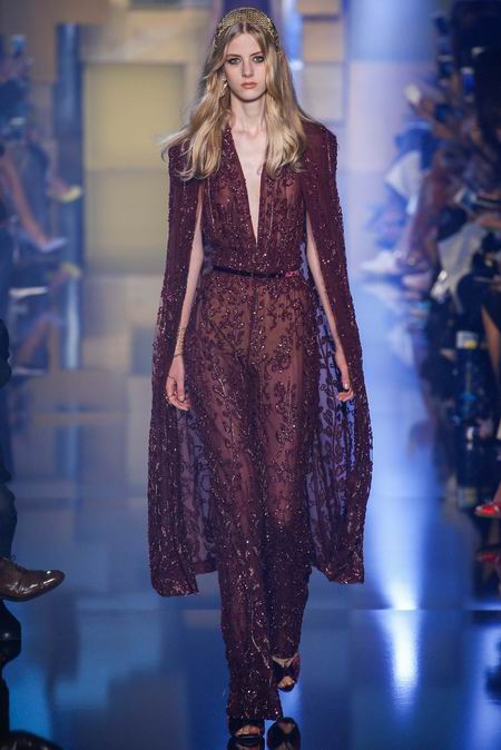 Elie Saab Fall Couture 2015。艾莉·萨博2015秋冬巴黎时装周高级定制发布。作为高级定制时装中最华丽的篇章，Elie Saab存在的意义与潮流无关，完全是为了造梦存在。总有人说审美疲劳之类，但得承认Elie Saab高定是所有黎巴嫩品牌中做工最精细也是当之无愧最漂亮最有质感的仙裙。本季Elie Saab的梦境极尽奢华，金碧辉煌。所有花朵都以最张扬梦幻的形式刺绣盛开，美，即是她们最强有力的武器。