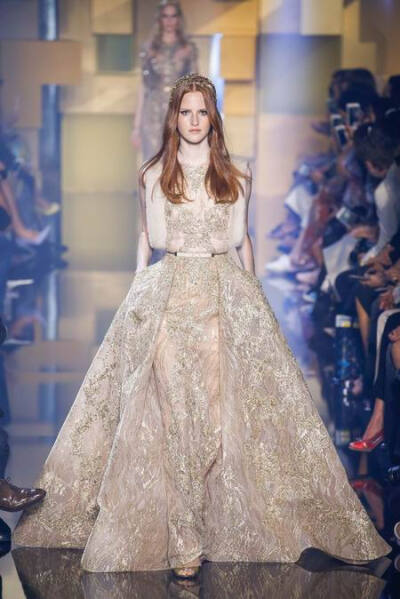 Elie Saab Fall Couture 2015。艾莉·萨博2015秋冬巴黎时装周高级定制发布。作为高级定制时装中最华丽的篇章，Elie Saab存在的意义与潮流无关，完全是为了造梦存在。总有人说审美疲劳之类，但得承认Elie Saab高定是所…