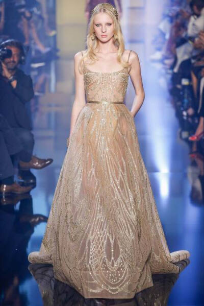 Elie Saab Fall Couture 2015。艾莉·萨博2015秋冬巴黎时装周高级定制发布。作为高级定制时装中最华丽的篇章，Elie Saab存在的意义与潮流无关，完全是为了造梦存在。总有人说审美疲劳之类，但得承认Elie Saab高定是所…