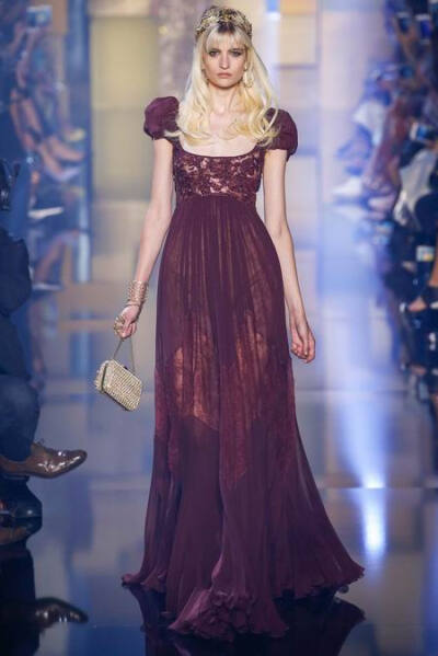 Elie Saab Fall Couture 2015。艾莉·萨博2015秋冬巴黎时装周高级定制发布。作为高级定制时装中最华丽的篇章，Elie Saab存在的意义与潮流无关，完全是为了造梦存在。总有人说审美疲劳之类，但得承认Elie Saab高定是所…