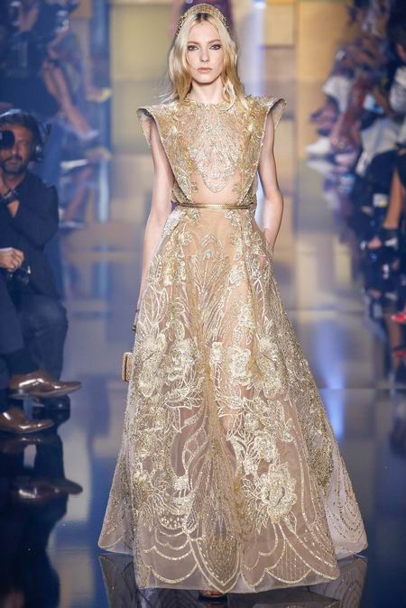 Elie Saab Fall Couture 2015。艾莉·萨博2015秋冬巴黎时装周高级定制发布。作为高级定制时装中最华丽的篇章，Elie Saab存在的意义与潮流无关，完全是为了造梦存在。总有人说审美疲劳之类，但得承认Elie Saab高定是所有黎巴嫩品牌中做工最精细也是当之无愧最漂亮最有质感的仙裙。本季Elie Saab的梦境极尽奢华，金碧辉煌。所有花朵都以最张扬梦幻的形式刺绣盛开，美，即是她们最强有力的武器。