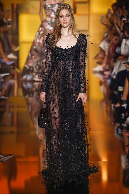 Elie Saab Fall Couture 2015。艾莉·萨博2015秋冬巴黎时装周高级定制发布。作为高级定制时装中最华丽的篇章，Elie Saab存在的意义与潮流无关，完全是为了造梦存在。总有人说审美疲劳之类，但得承认Elie Saab高定是所有黎巴嫩品牌中做工最精细也是当之无愧最漂亮最有质感的仙裙。本季Elie Saab的梦境极尽奢华，金碧辉煌。所有花朵都以最张扬梦幻的形式刺绣盛开，美，即是她们最强有力的武器。