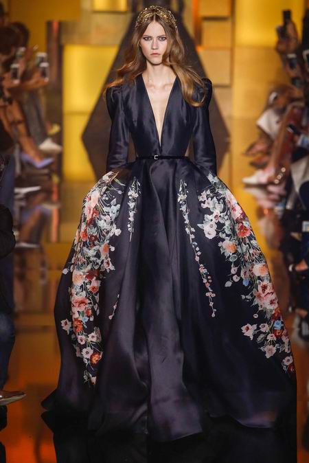 Elie Saab Fall Couture 2015。艾莉·萨博2015秋冬巴黎时装周高级定制发布。作为高级定制时装中最华丽的篇章，Elie Saab存在的意义与潮流无关，完全是为了造梦存在。总有人说审美疲劳之类，但得承认Elie Saab高定是所有黎巴嫩品牌中做工最精细也是当之无愧最漂亮最有质感的仙裙。本季Elie Saab的梦境极尽奢华，金碧辉煌。所有花朵都以最张扬梦幻的形式刺绣盛开，美，即是她们最强有力的武器。