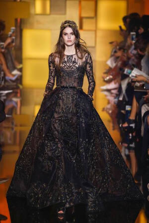 Elie Saab Fall Couture 2015。艾莉·萨博2015秋冬巴黎时装周高级定制发布。作为高级定制时装中最华丽的篇章，Elie Saab存在的意义与潮流无关，完全是为了造梦存在。总有人说审美疲劳之类，但得承认Elie Saab高定是所有黎巴嫩品牌中做工最精细也是当之无愧最漂亮最有质感的仙裙。本季Elie Saab的梦境极尽奢华，金碧辉煌。所有花朵都以最张扬梦幻的形式刺绣盛开，美，即是她们最强有力的武器。