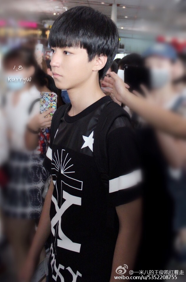 #王俊凯# #TFBOYS王俊凯# #TFBOYS# 150622 北京至重庆 cr：一米八的王俊凯扛着走