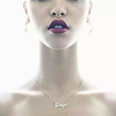 FKA twigs,英国新晋女歌手，目前为暮光之城男主角罗伯特帕丁森未婚妻