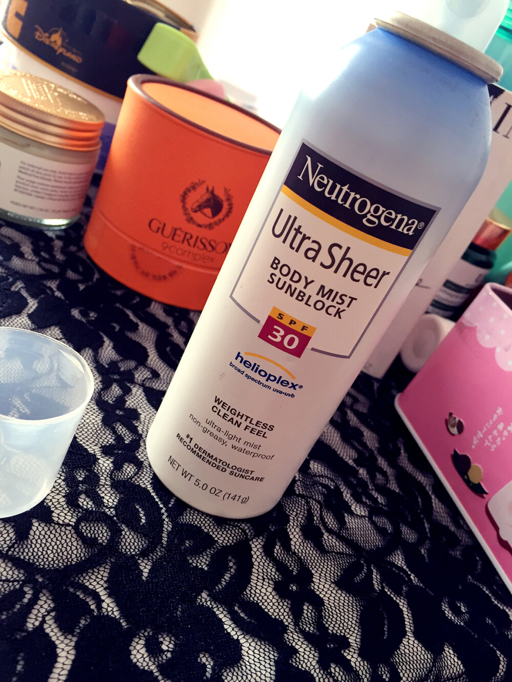 #安利好货# -Neutrogena露得清轻透防晒喷雾SPF30/PA+++ 防晒是夏季大事 而防晒产品真的乱七八糟太多太多 入手这一款是买的第一个防晒喷雾 看中它方便 一喷就行 防晒效果也还不错 不过味道不是我喜欢的风格 感觉有点中草药味 建议只用身上 不要用脸上 会有有光 如果肤质很油的话 就不推荐用这一款产品啦（最爱防晒还是水宝宝 最新是小金刚都不错 稍后会放到专辑）