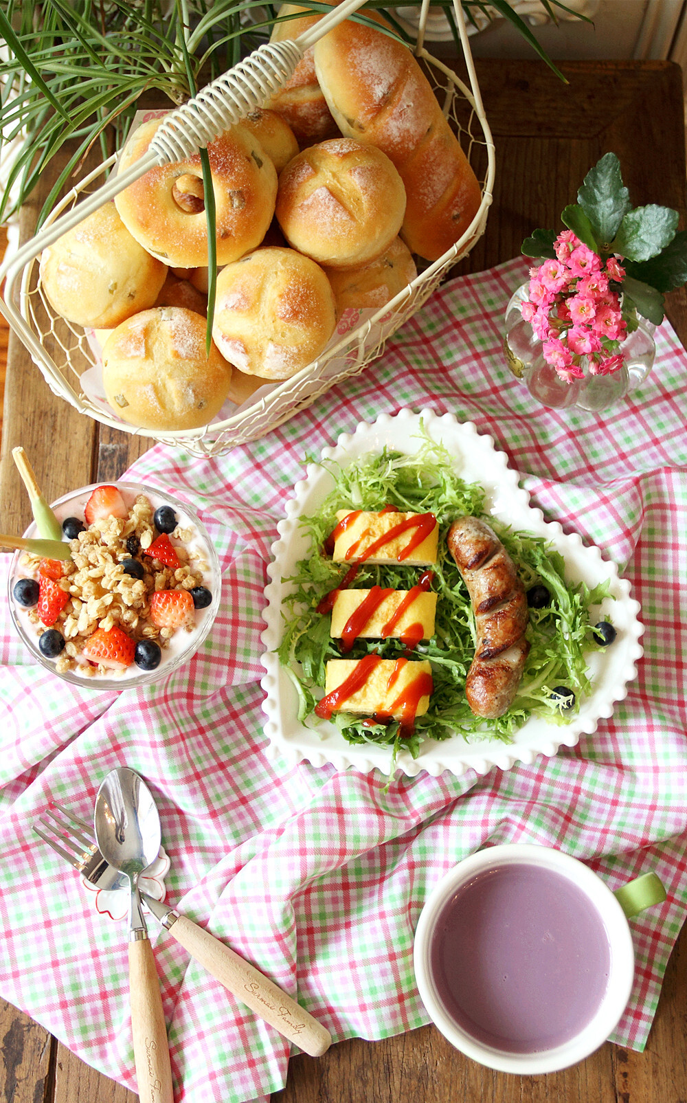 周四早餐：葱香土豆咸面包+玉子烧+煎德式香肠+草莓酸奶+紫薯米糊。第一玩咸面包，里面加了土豆泥香葱和奶酪，烤的时候香死啦，早上夹着玉子烧和香肠一口下去满足的不行。草莓剁碎拌着酸奶撒上麦片插上抹茶棒美味。米糊用了紫薯红豆薏仁。