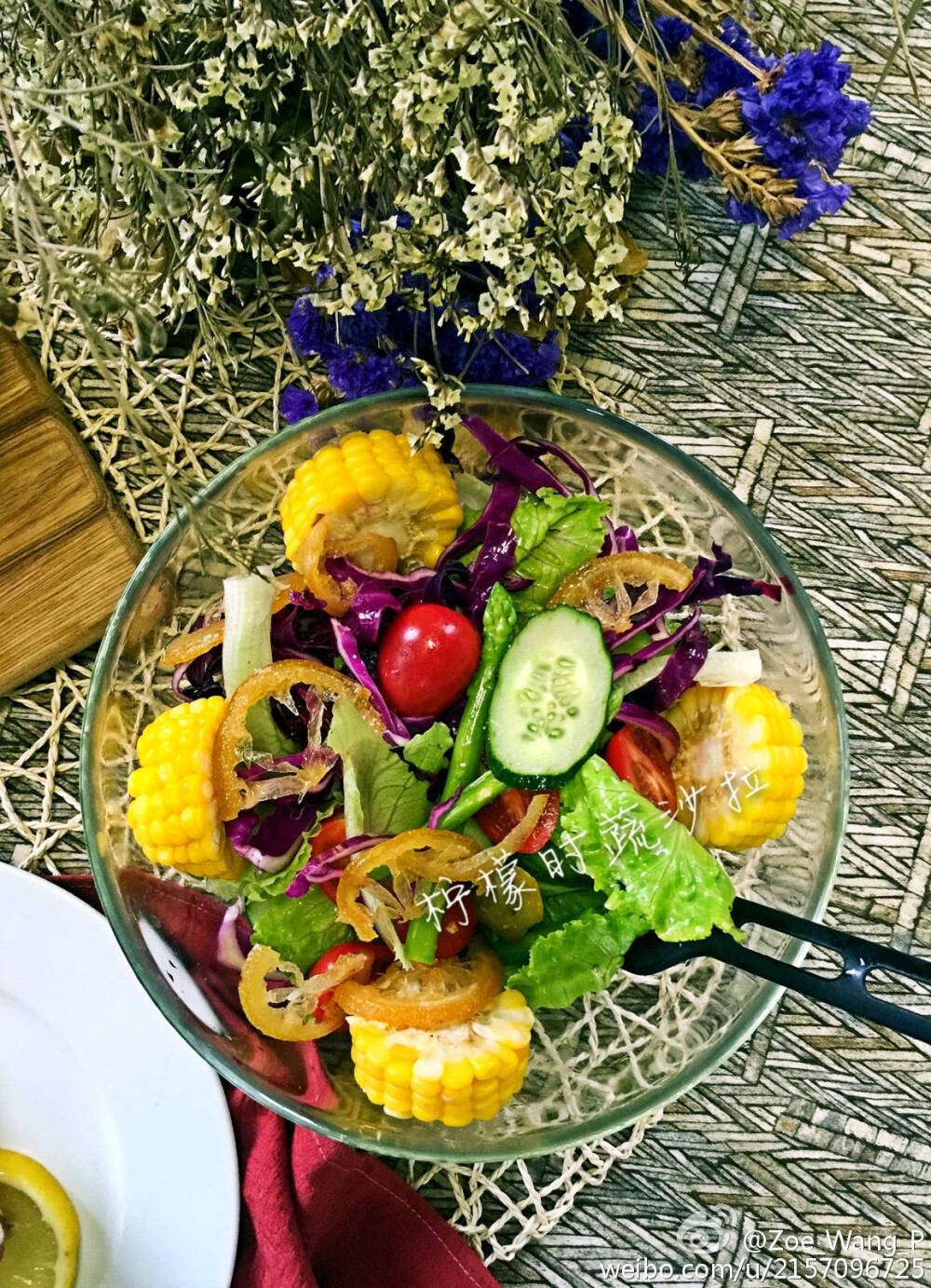 柠檬时蔬沙拉 食材 柠檬 黄瓜 玉米 芦笋 生菜 紫甘蓝 番茄 做法食材 橄榄油拌匀 撒黑胡椒 海盐