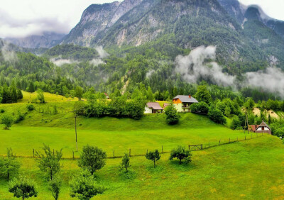 壁纸 自然 美景 景观 绿草 绿地 高山 小房子