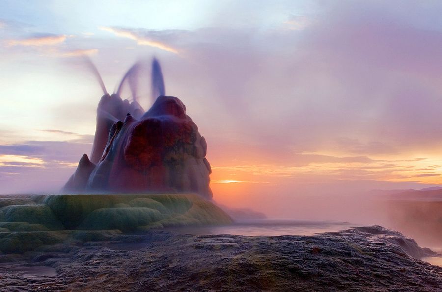 【美国内华达州飞翔间歇泉 Fly Geyser in Nevada, United States】飞翔间歇泉位于内华达州黑岩沙漠一片私人土地上，它是人类改造自然创造的独特美景的一个典范。1916年钻的一口井，为地下深处的超热液体涌出地面打开了“方便之门”，这口井因为无法用于灌溉，因此被人遗弃。随着时间推移，不断涌出的富含大量矿物质的水慢慢形成一连串像山的锥形体，并在位于它们下方的广阔地区形成台地和水池。飞翔间歇泉因为含有大量矿物质和几种喜欢生活在热水里的细菌，因此具有非常鲜艳夺目的颜色。这个间歇泉的大小和知名度都在与日俱增：在附近举行燃人节的组织者试图购买飞翔大农场包括这个间歇泉的部分。