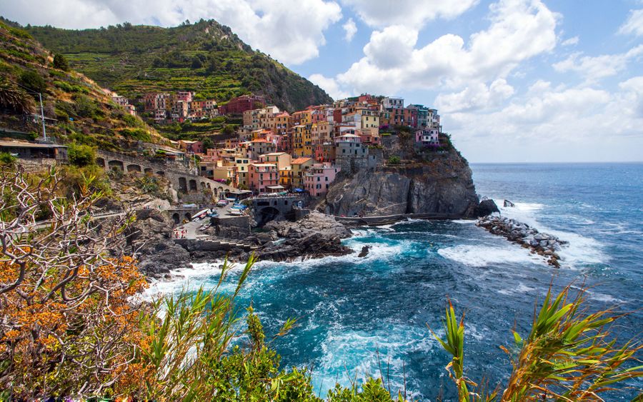 【意大利五渔村 Cinque Terre, Italy】渔村位于意大利利古里亚大区(Liguria)拉斯佩齐亚省海沿岸地区，是蒙特罗索、韦尔纳扎、科尔尼利亚、马纳罗拉及里奥马焦雷这五个悬崖边上的村镇的统称。1997年，五村镇和韦内雷港（Portovenere）、帕尔马里亚群岛（Palmaria）、蒂诺岛（Tino）、提尼托岛（Tinetto）一起被联合国教科文组织列入世界文化遗产名录，1999年被评为国家公园。