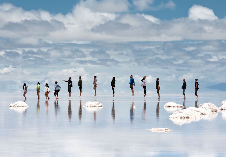 【玻利维亚乌尤尼盐沼 Salar de Uyuni, Bolivia】传说中的天空之镜，乌尤尼盐沼位于玻利维亚西南部天空之镜的乌尤尼小镇附近，是世界上最大的盐沙漠，东西长约250公里，南北宽约100公里，面积达10,582平方公里，位于玻利维亚南部约海拔3650米处，在安第斯山脉高原内的Daniel Campos省的波托西（Potosí）区域内，稀有金属锂的储量世界第一，钾、硼、镁等稀有金属也有相当客观的储量。乌尤尼盐沼是在安第斯山脉隆起过程中所形成的，约在4万年前，乌尤尼盐沼所处的区域还是一个名为明钦湖（Lago Minchin）的巨湖，之后逐渐干涸，形成两个大咸水湖：普波湖（Lago Po