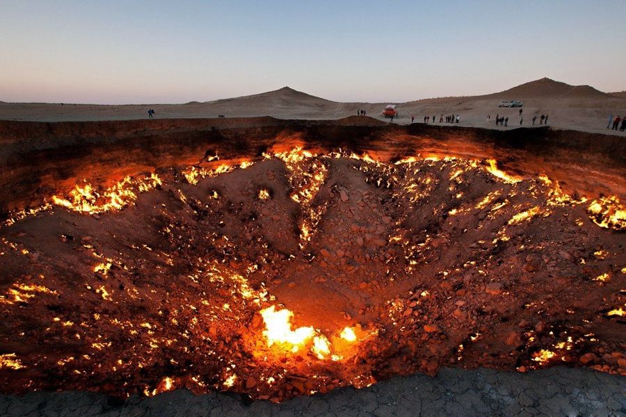 【土库曼斯坦地狱之门 The Door To Hell, Turkmenistan】地狱之门坐落于达瓦札小镇附近，因一年四季如火海般都在燃烧的天然气而知名。这个天燃气坑于1974年被来此的地质学家钻探天然气时意外地发现，从此之后，便一直燃烧至现在。上世纪当地质学家来此钻探天然气时，意外地发现这座巨大的地下洞穴，又大又深，无法测量，因为洞穴中都充满了天然气等毒气，随时都有燃烧爆炸的可能，也有可能毒气会溢出。出于安全的考虑，科考人员只好把它点燃，使有毒气体不致泄漏出来，自那时起，洞内的天然气就在燃烧，没有人知道这些年来有多少可贵的天然气被白白烧掉，它似乎是源源而来，烧之不尽。