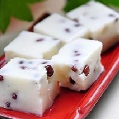 红豆椰汁糕 做法 1. 将红豆用开水泡半个小时，再入锅中煮熟但表皮又不破的程度，捞出沥水备用。 2. 将剩下的其他材料全部放入锅中，小火慢煮，其间需要不停的搅拌以防糊锅，煮至浓稠即可。 3. 加入煮熟沥干水份的红豆轻轻搅拌至红豆分布均匀 4. 倒入任何你喜欢的形状的模具或容器中放凉，用小刀沿边脱模倒扣出来即可，可切块或直接用勺挖着吃。