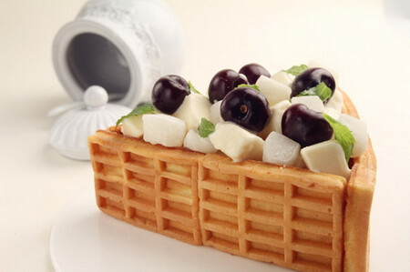 三角形冰淇淋蛋糕 材料:水300克,迷迭香3根,糖225克,苹果汁370克