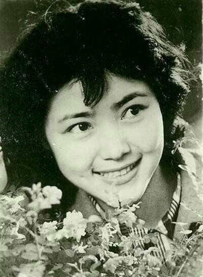  姜黎黎，1954年12月18日出生辽宁沈阳，影视演员。 1975年考入长春电影制片厂演员剧团，1976年拍摄首部影片《雁鸣湖畔》；1980年参演《红牡丹》；1982年接拍影片《赤橙黄绿青蓝紫》；1983年凭借《赤橙黄绿青蓝紫》…