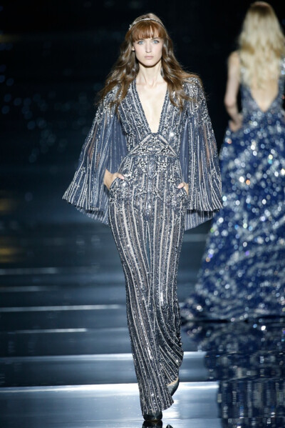 Zuhair Murad Fall Couture 2015。祖海·慕拉2015巴黎时装周秋冬高级定制发布。 就算熟悉高级定制礼服中各种亮片钉珠刺绣仙气飘飘的手段，但本季Zuhair Murad将星辰宇宙绣在了华丽裙摆上。如同天色变换，从红色到青紫…