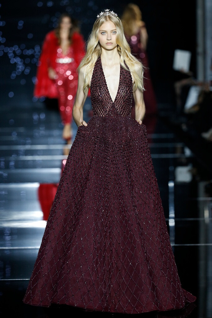 Zuhair Murad Fall Couture 2015。祖海·慕拉2015巴黎时装周秋冬高级定制发布。 就算熟悉高级定制礼服中各种亮片钉珠刺绣仙气飘飘的手段，但本季Zuhair Murad将星辰宇宙绣在了华丽裙摆上。如同天色变换，从红色到青紫、白昼到黑夜，美得包罗万象、无比精妙。