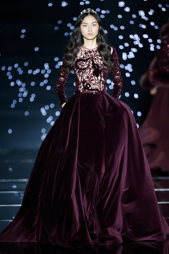 Zuhair Murad Fall Couture 2015。祖海·慕拉2015巴黎时装周秋冬高级定制发布。 就算熟悉高级定制礼服中各种亮片钉珠刺绣仙气飘飘的手段，但本季Zuhair Murad将星辰宇宙绣在了华丽裙摆上。如同天色变换，从红色到青紫、白昼到黑夜，美得包罗万象、无比精妙。