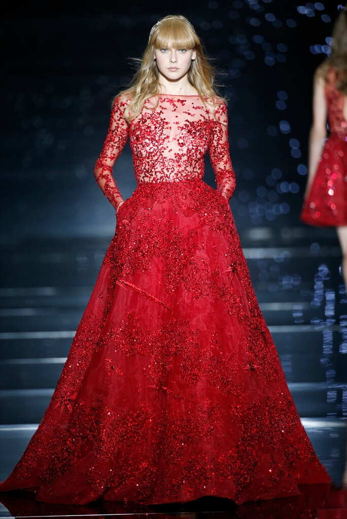 Zuhair Murad Fall Couture 2015。祖海·慕拉2015巴黎时装周秋冬高级定制发布。 就算熟悉高级定制礼服中各种亮片钉珠刺绣仙气飘飘的手段，但本季Zuhair Murad将星辰宇宙绣在了华丽裙摆上。如同天色变换，从红色到青紫、白昼到黑夜，美得包罗万象、无比精妙。