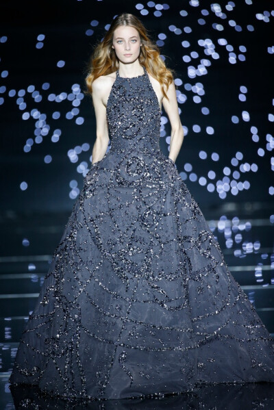 Zuhair Murad Fall Couture 2015。祖海·慕拉2015巴黎时装周秋冬高级定制发布。 就算熟悉高级定制礼服中各种亮片钉珠刺绣仙气飘飘的手段，但本季Zuhair Murad将星辰宇宙绣在了华丽裙摆上。如同天色变换，从红色到青紫…