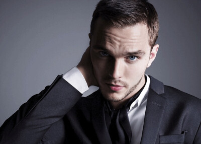 尼古拉斯·霍尔特（Nicholas Hoult），1989年12月7日出生于英国伯克希尔沃金厄姆，英国男演员。