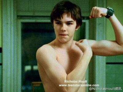 尼古拉斯·霍尔特（Nicholas Hoult），1989年12月7日出生于英国伯克希尔沃金厄姆，英国男演员。