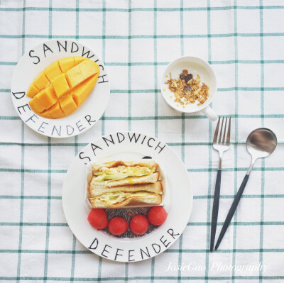 早安。又到周五了，最近缺脑缺得严重，需要补补，早上做饭的间隙还吃了一小把核桃，但愿都不要嫌弃我。 [ 早餐：燕麦酸奶，芝士蛋三明治，西瓜，芒果 ] Music：自然卷《99滴眼泪》