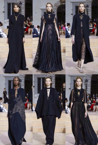 Haute Couture Fall/Winter 2015 (FULLCOLLECTION) - 选址“永恒之城”罗马进行秋冬高级定制系列发布的Valentino用做工精细衣料考究的作品讲述着关于古罗马的优雅故事,服装工艺自无须多说,单是品牌设计发展的走势已…