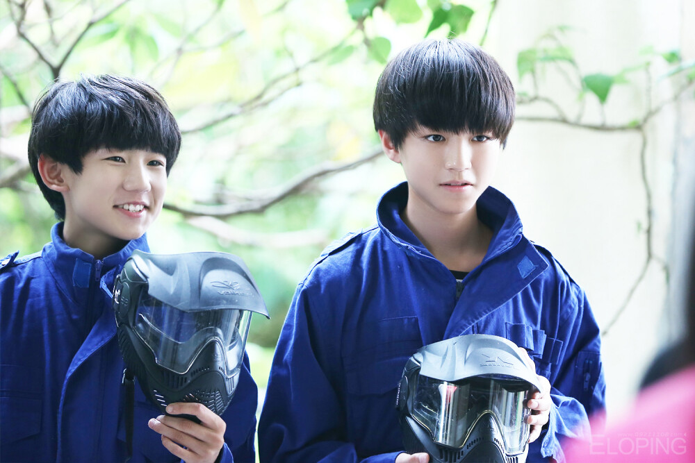 并肩站在一起#TFBOYS #王俊凯 #王源 #凯源 cr.logo