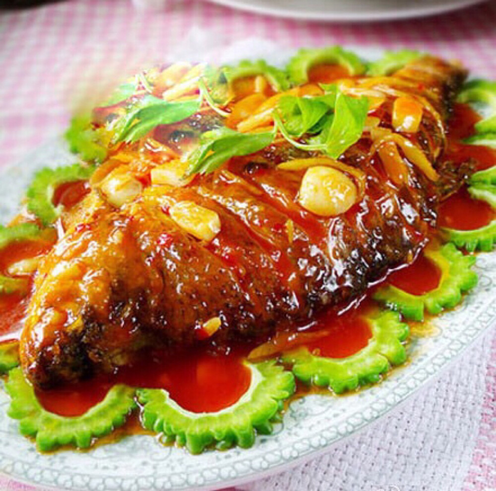 【泰汁甜辣鱼 】1.鱼刻一字刀,用盐,胡椒粉腌一下;2.