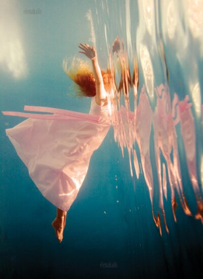 俄罗斯摄影师Elena作品 ＃水下＃ 个人觉得很唯美的作品