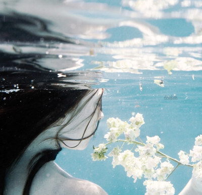 俄罗斯摄影师Elena作品 ＃水下＃ 个人觉得很唯美的作品