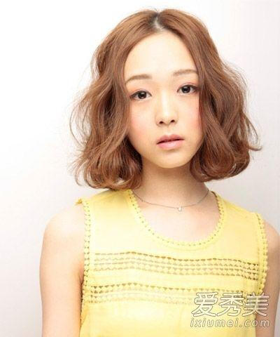 烫发流行发型长短发女生发型 Style1 推荐指数:★★★★ 发型点评:这款发型造型服帖而自然。侧分刘海在额头上摆动出圆润的弧线,流线型的刘海勾勒出一张精致的芭比脸蛋,精致可人。