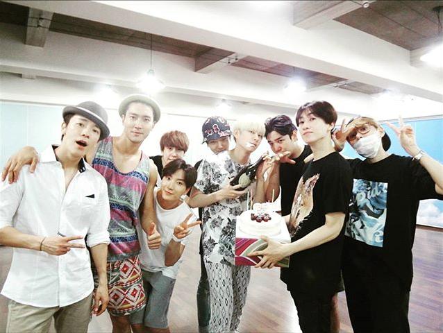 Super Junior 李东海 DongHae 崔始源 Siwon 曺圭贤 KyuHyun 朴正洙 利特 LeeTeuk 金钟云 艺声 YeSung 金希澈 HeeChul 金永云 强仁 KangIn 李赫宰 银赫 EunHyuk 金厉旭 RyeoWook