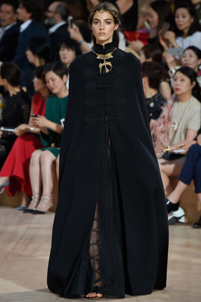 Valentino Fall 2015 Haute Couture。华伦天奴2015秋冬时装周高级定制发布。自1960年品牌创立，Valentino 已经牵手这座古老而神秘城市走过五十余载。本季选址在罗马人民广场，为此次大秀增添了一份怀古颂今的氛围。…