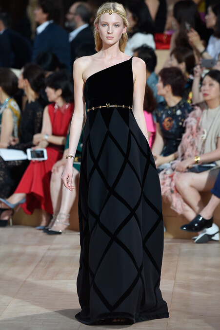 Valentino Fall 2015 Haute Couture。华伦天奴2015秋冬时装周高级定制发布。自1960年品牌创立，Valentino 已经牵手这座古老而神秘城市走过五十余载。本季选址在罗马人民广场，为此次大秀增添了一份怀古颂今的氛围。垂直而修长的线条一直都是Valentino最爱用来刻画庄重华贵造型的手法，教士袍与斗篷的简约设计强有力的刻画出罗马的神韵，又透露出古老世界中罗马战士的身影。瑰丽的锦缎与丝绒搭配华丽的镶边，奢华呼之欲出。象征着罗马权力与繁荣的雄鹰图案出现于礼服之上，为肃穆与庄严增添了一丝傲然于世的尊贵。