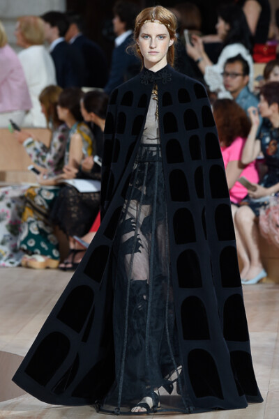 Valentino Fall 2015 Haute Couture。华伦天奴2015秋冬时装周高级定制发布。自1960年品牌创立，Valentino 已经牵手这座古老而神秘城市走过五十余载。本季选址在罗马人民广场，为此次大秀增添了一份怀古颂今的氛围。…