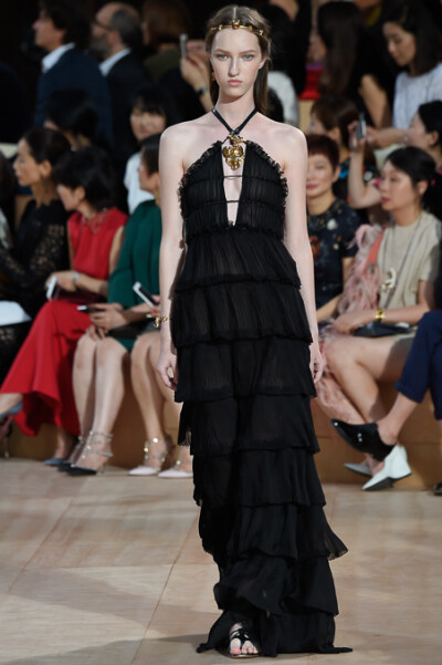 Valentino Fall 2015 Haute Couture。华伦天奴2015秋冬时装周高级定制发布。自1960年品牌创立，Valentino 已经牵手这座古老而神秘城市走过五十余载。本季选址在罗马人民广场，为此次大秀增添了一份怀古颂今的氛围。…