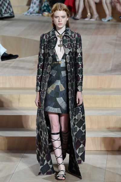 Valentino Fall 2015 Haute Couture。华伦天奴2015秋冬时装周高级定制发布。自1960年品牌创立，Valentino 已经牵手这座古老而神秘城市走过五十余载。本季选址在罗马人民广场，为此次大秀增添了一份怀古颂今的氛围。…