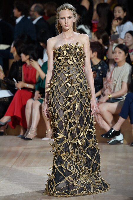 Valentino Fall 2015 Haute Couture。华伦天奴2015秋冬时装周高级定制发布。自1960年品牌创立，Valentino 已经牵手这座古老而神秘城市走过五十余载。本季选址在罗马人民广场，为此次大秀增添了一份怀古颂今的氛围。垂直而修长的线条一直都是Valentino最爱用来刻画庄重华贵造型的手法，教士袍与斗篷的简约设计强有力的刻画出罗马的神韵，又透露出古老世界中罗马战士的身影。瑰丽的锦缎与丝绒搭配华丽的镶边，奢华呼之欲出。象征着罗马权力与繁荣的雄鹰图案出现于礼服之上，为肃穆与庄严增添了一丝傲然于世的尊贵。